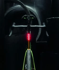 Supernova - Feu Arrière TL3 PRO Avec Feu Stop Et Signal De Freinage D'urgence -Vélos électriques Soldes 2022 supernova feu arriere tl3 pro 2 3840x2160